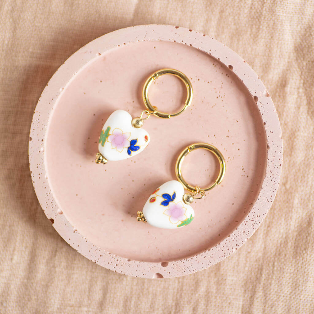 Joy by Corrine Smith Floral Porcelain Heart Huggie Ohrringe Gold