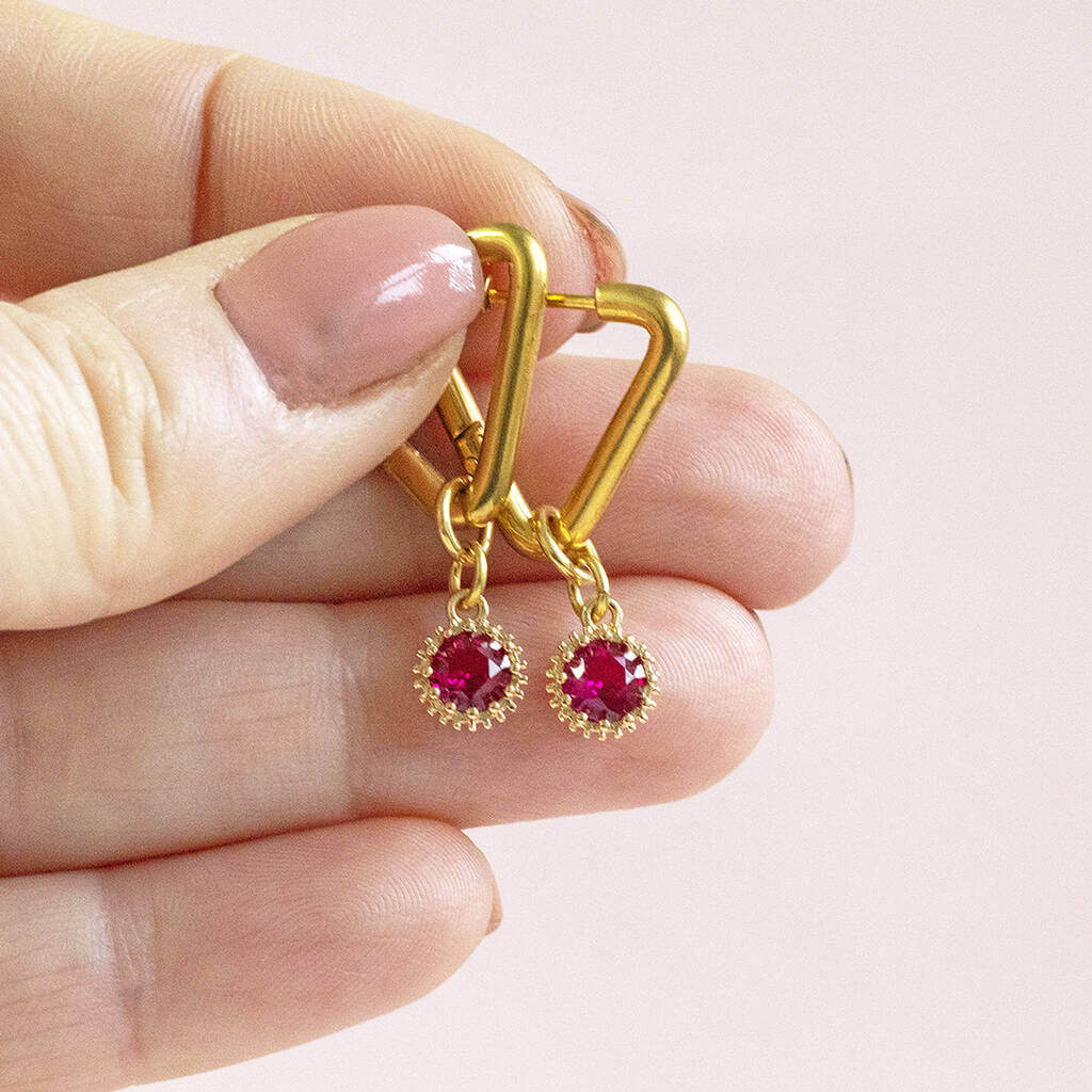 Joy by Corrine Smith Triangle Huggie Ohrringe Gold Geburtsstein