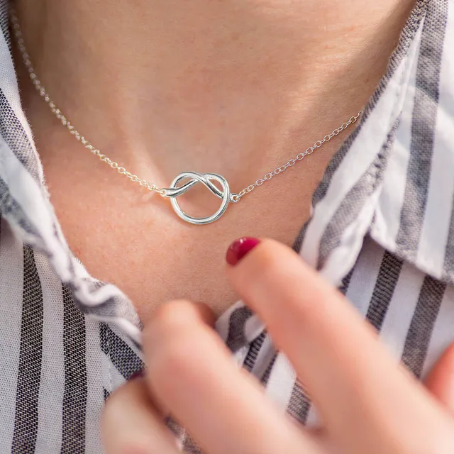 Joy by Corrine Smith Friendship Knot Halskette Gold