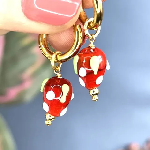 Joy by Corrine Smith Strawberry Huggie Hoops Ohrringe Gold Erdbeere