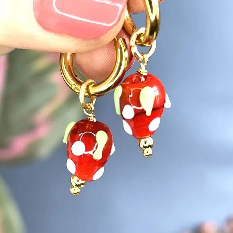 Joy by Corrine Smith Strawberry Huggie Hoops Ohrringe Gold Erdbeere
