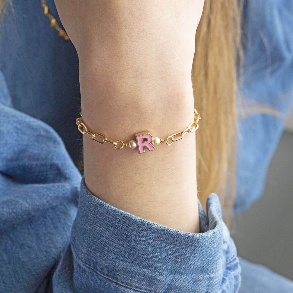 Joy by Corrine Smith Initial Armband Gold Emaille mit Perle 18cm