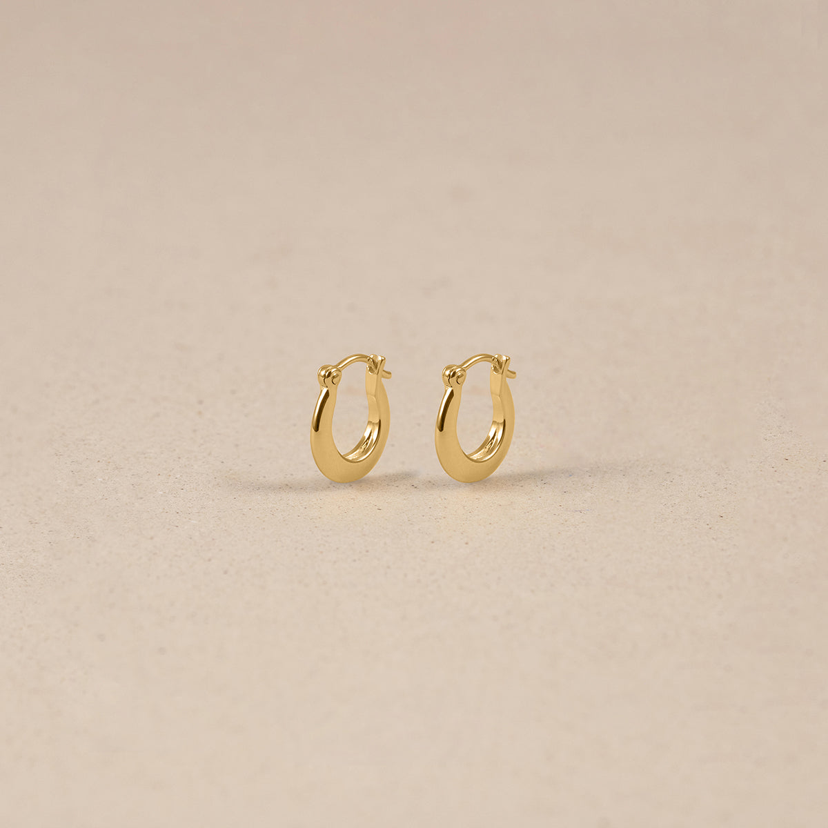 Stilnest Mini Drop Huggies Ohrringe 24k Gold Vermeil