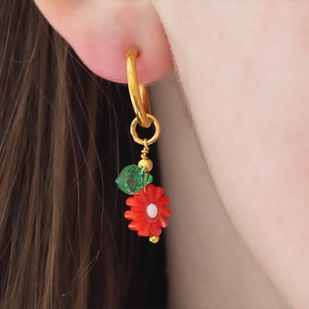 Joy by Corrine Smith Daisy Huggie Hoop Ohrringe Gold Perlmutt