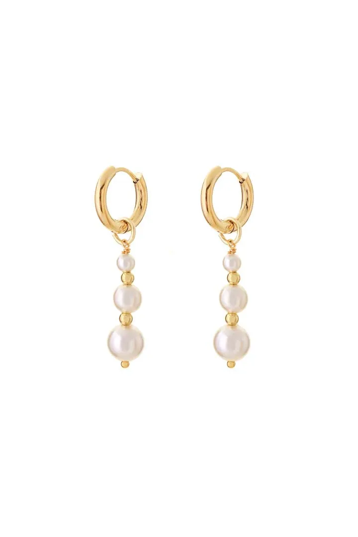 Joy by Corrine Smith Triple Pearl Ohrringe Gold Perlen 2,5cm