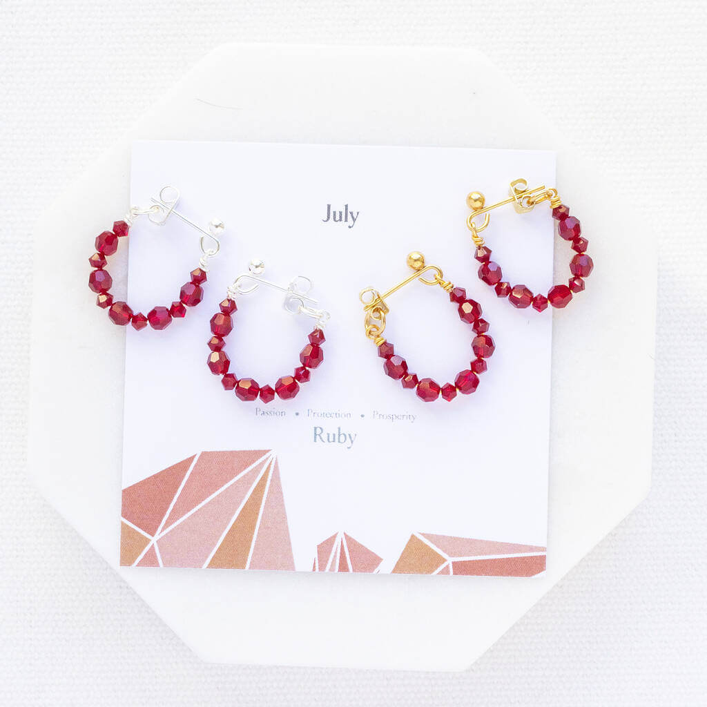 Joy by Corrine Smith Ruby Huggie Ohrringe Gold Juli