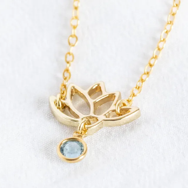 Joy by Corrine Smith Lotus Halskette vergoldet mit Geburtsstein