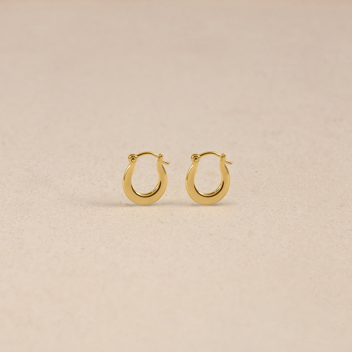 Stilnest Mini Drop Huggies Ohrringe 24k Gold Vermeil